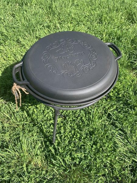 Казан чугунный узбекский 12 л WOK с крышкой-сковородой гриль и треногой "Наша Майстерня" (толстостенный) НМ12СГ-ТР фото